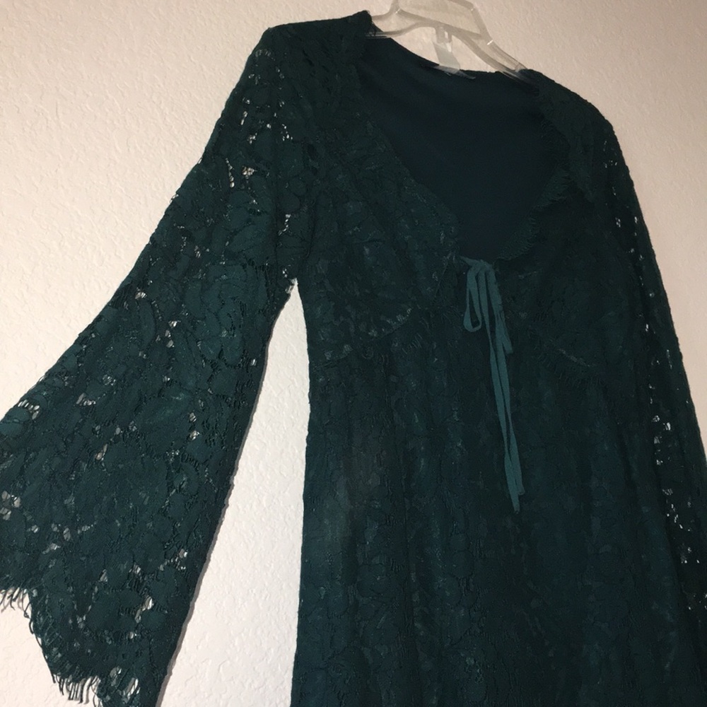 Gorgeous boutique lace bell sleeved dress - Picture 2 of 7